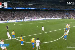 维尼修斯失点后镜头第一时间给到阿隆索，龙哥起身略显不悦